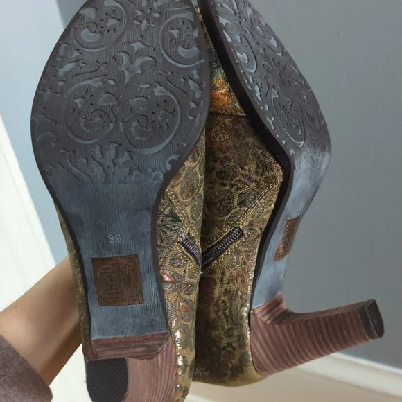 NIB L'Artiste Eleni taupe booties size 8.5 - Picture 8 of 10